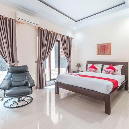 Oyo 1667 Wisma Lux Barkah Джакарта Экстерьер фото