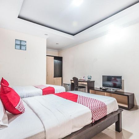 Oyo 1667 Wisma Lux Barkah Джакарта Экстерьер фото