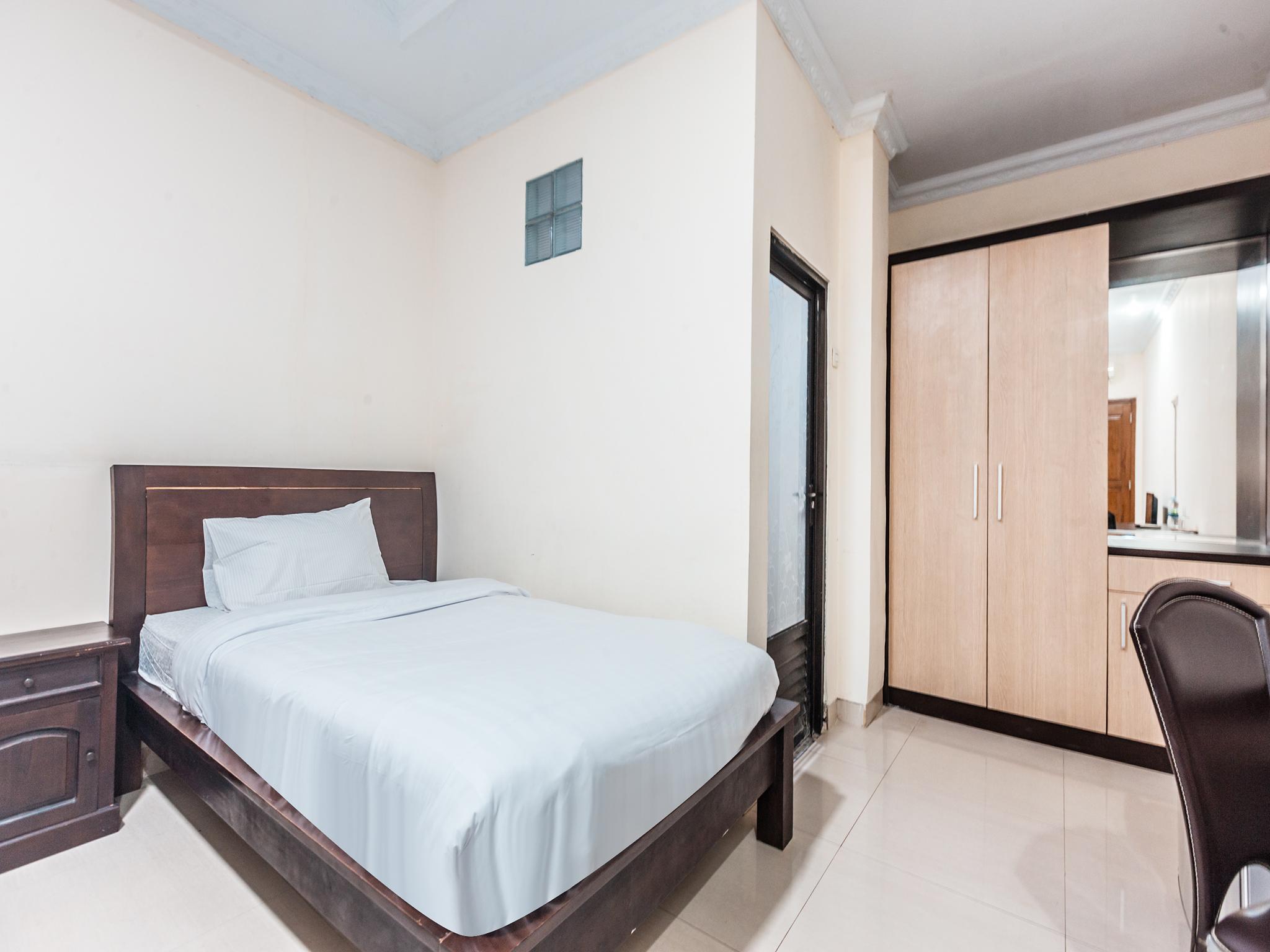 Oyo 1667 Wisma Lux Barkah Джакарта Экстерьер фото