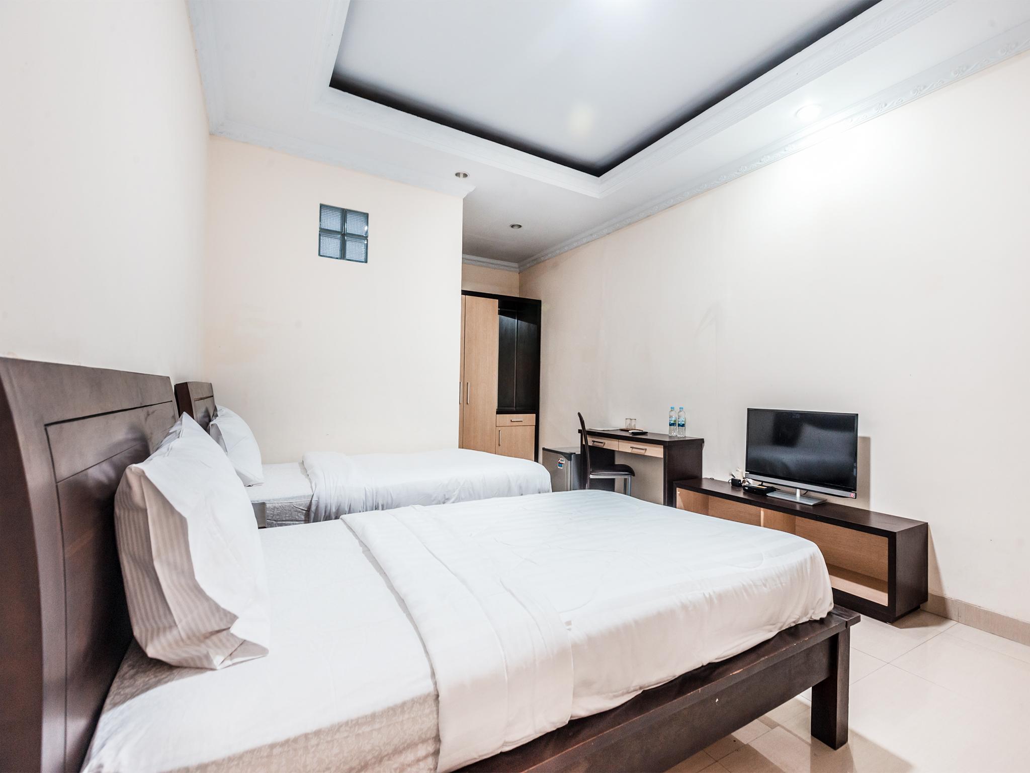 Oyo 1667 Wisma Lux Barkah Джакарта Экстерьер фото
