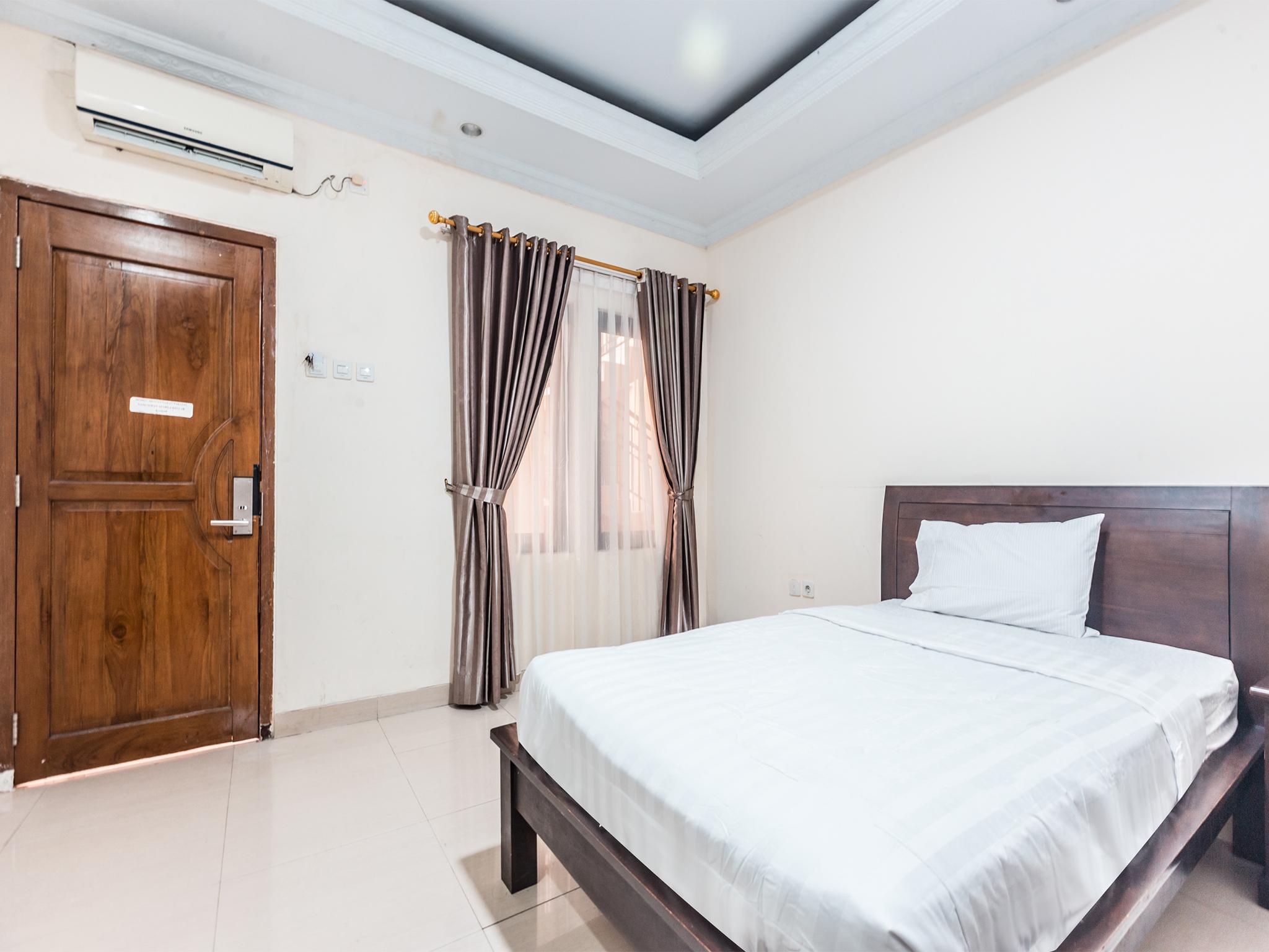Oyo 1667 Wisma Lux Barkah Джакарта Экстерьер фото