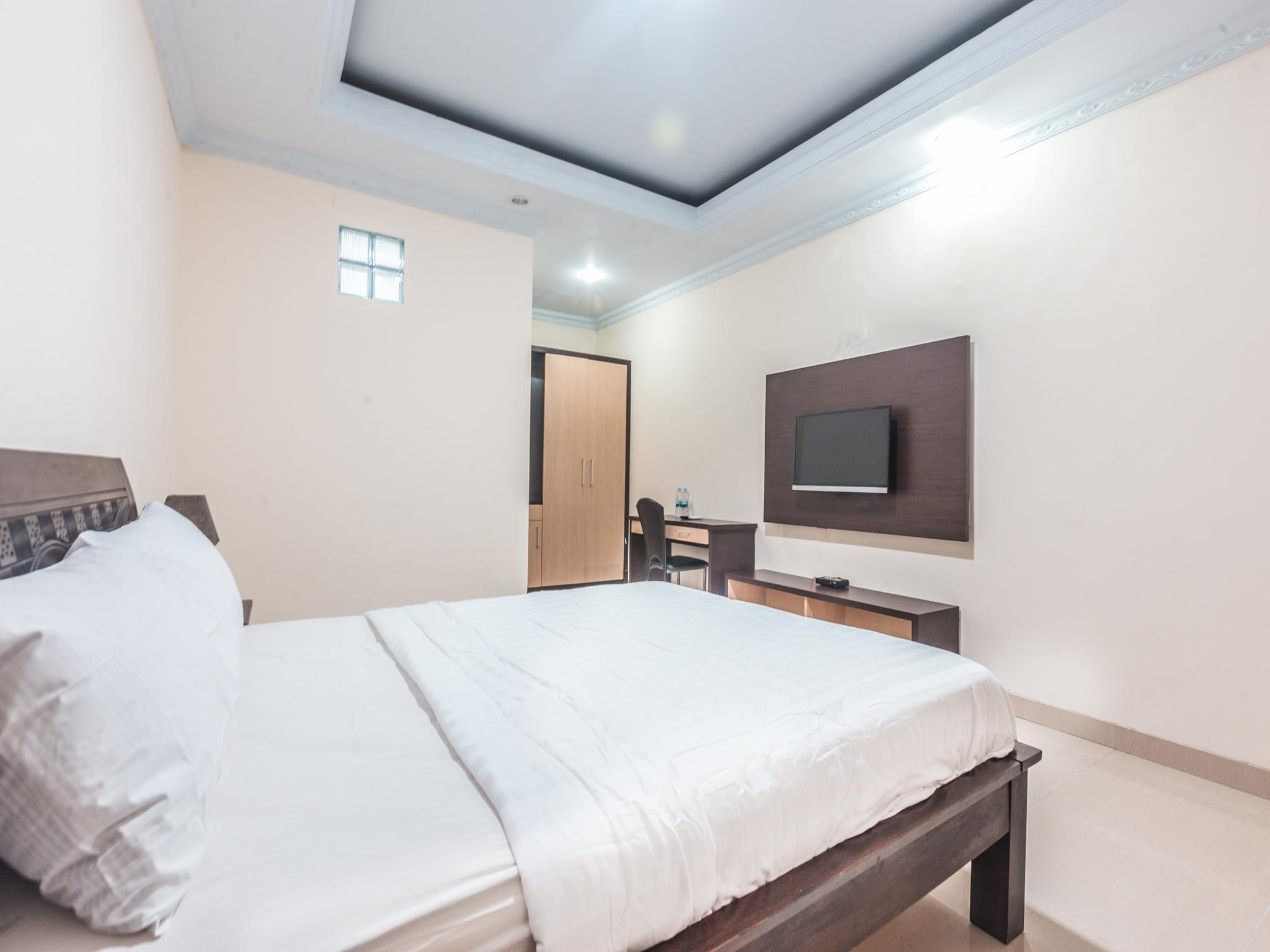 Oyo 1667 Wisma Lux Barkah Джакарта Экстерьер фото