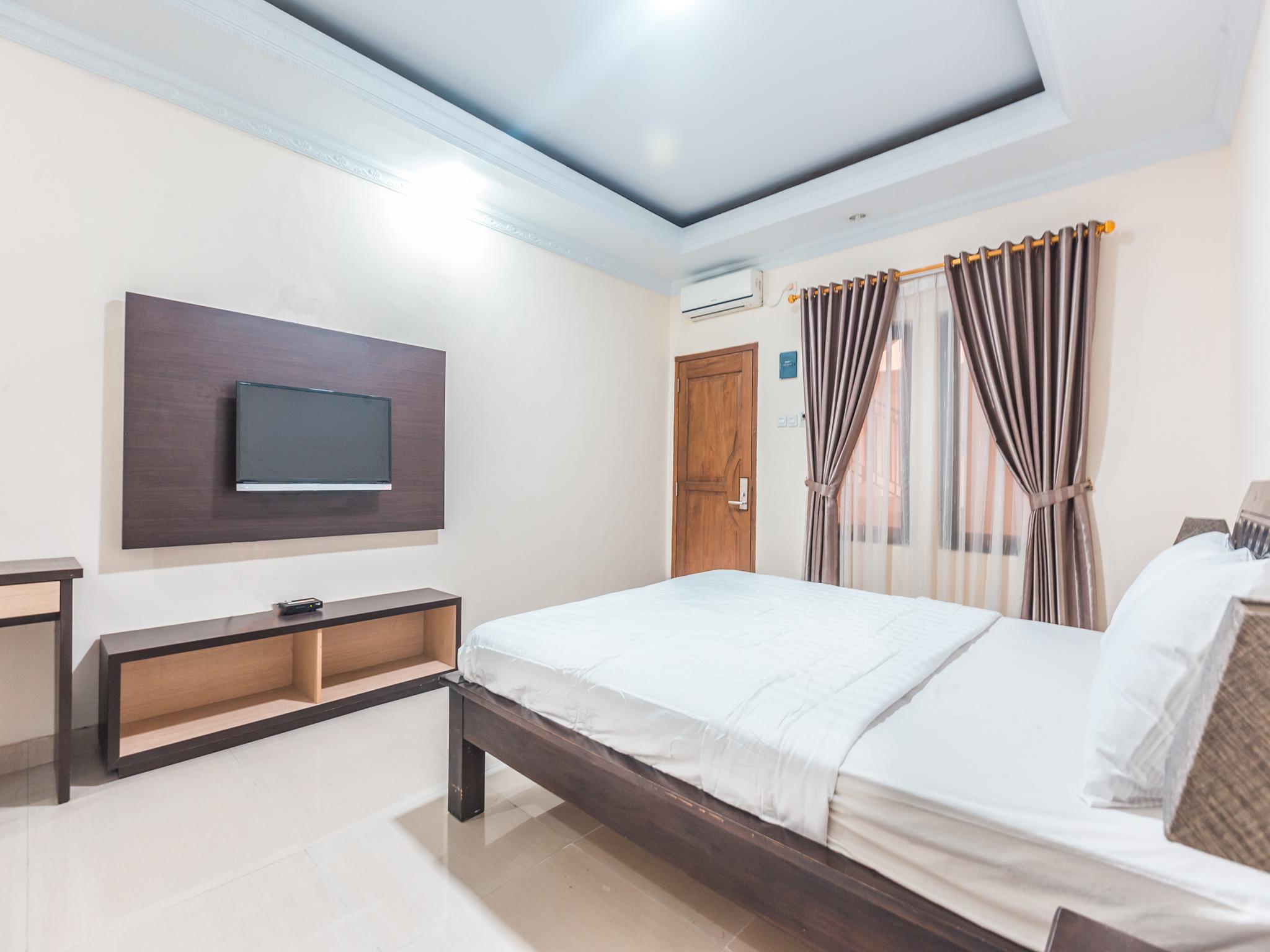 Oyo 1667 Wisma Lux Barkah Джакарта Экстерьер фото