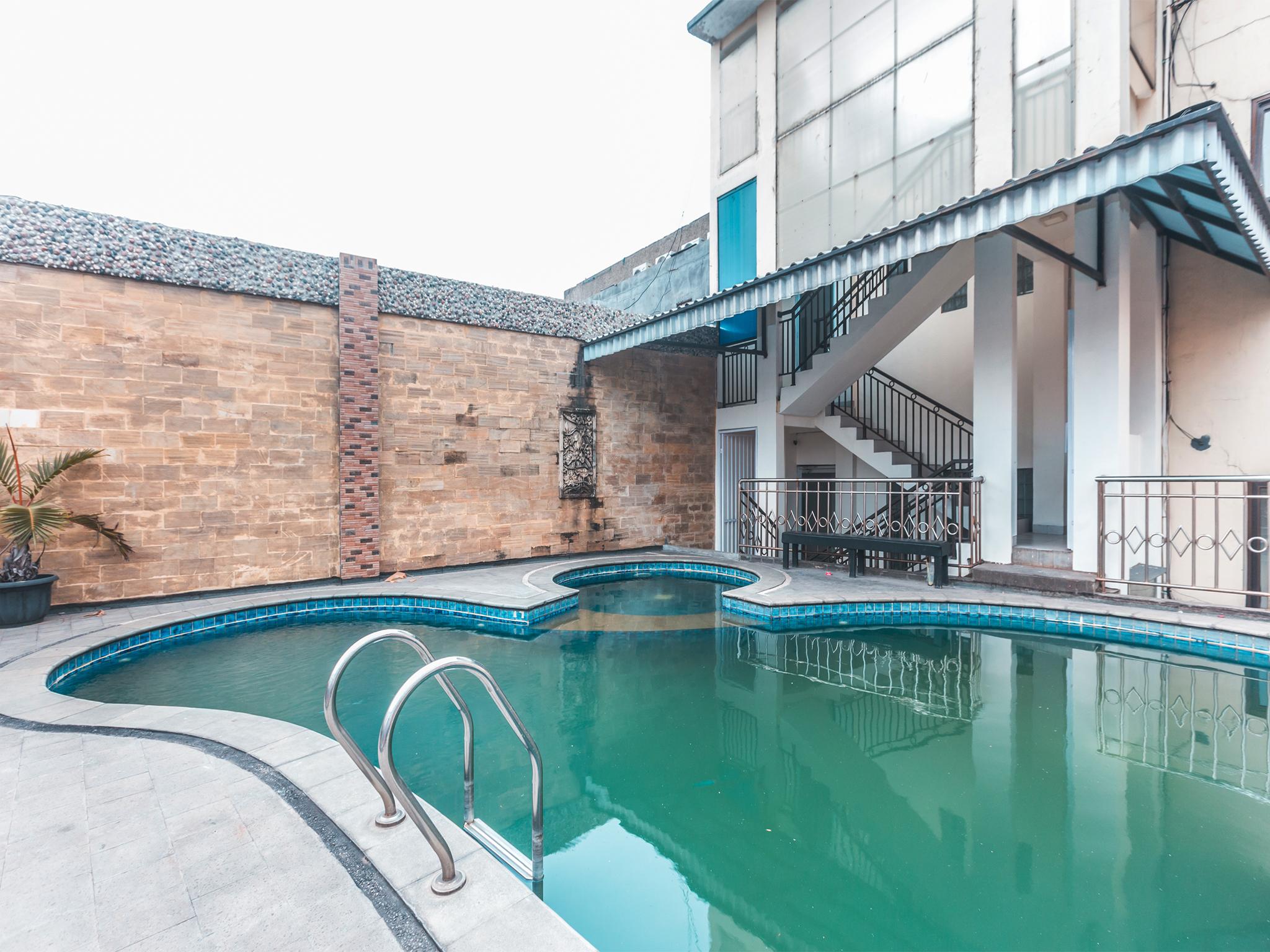 Oyo 1667 Wisma Lux Barkah Джакарта Экстерьер фото