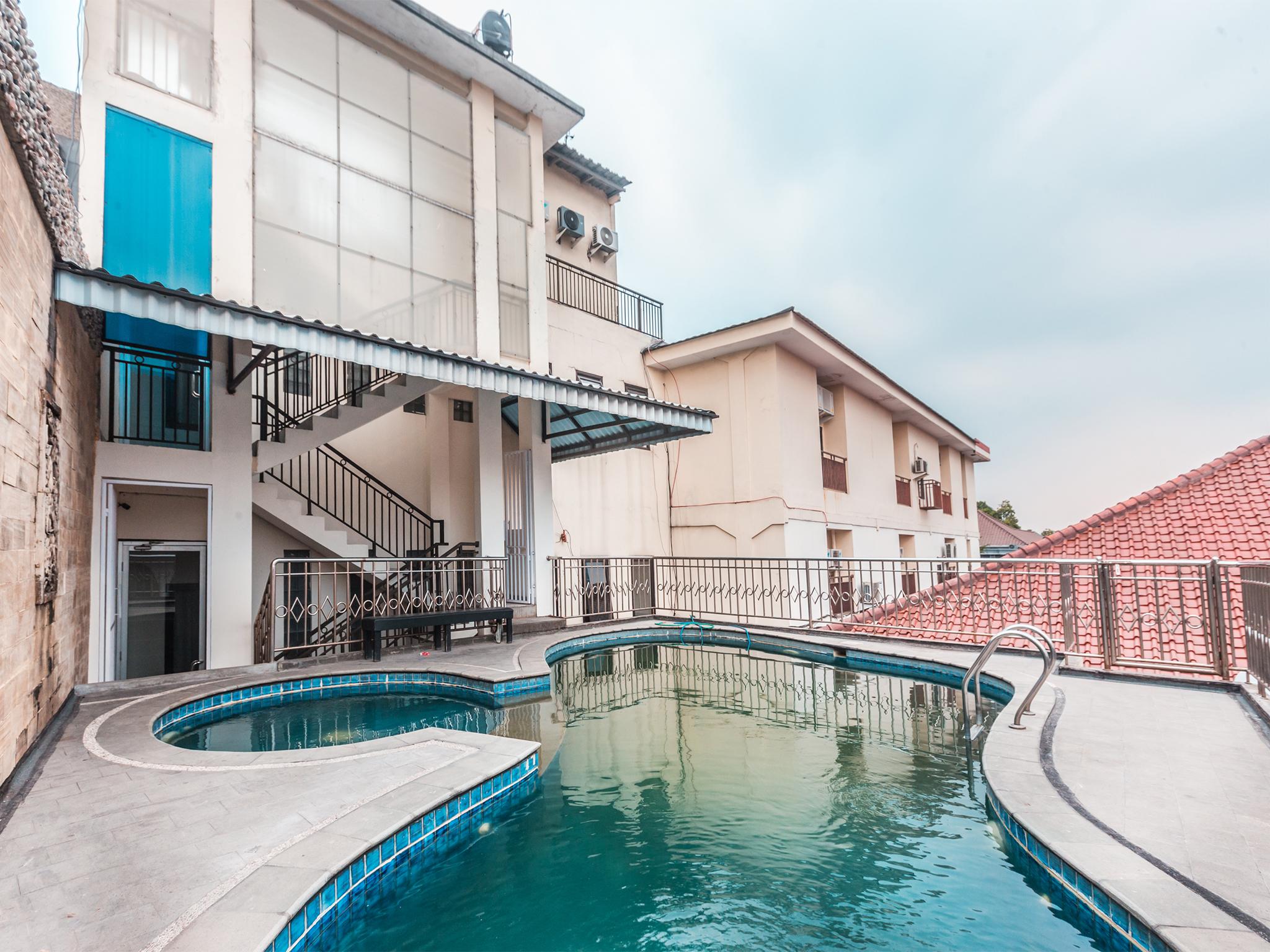 Oyo 1667 Wisma Lux Barkah Джакарта Экстерьер фото