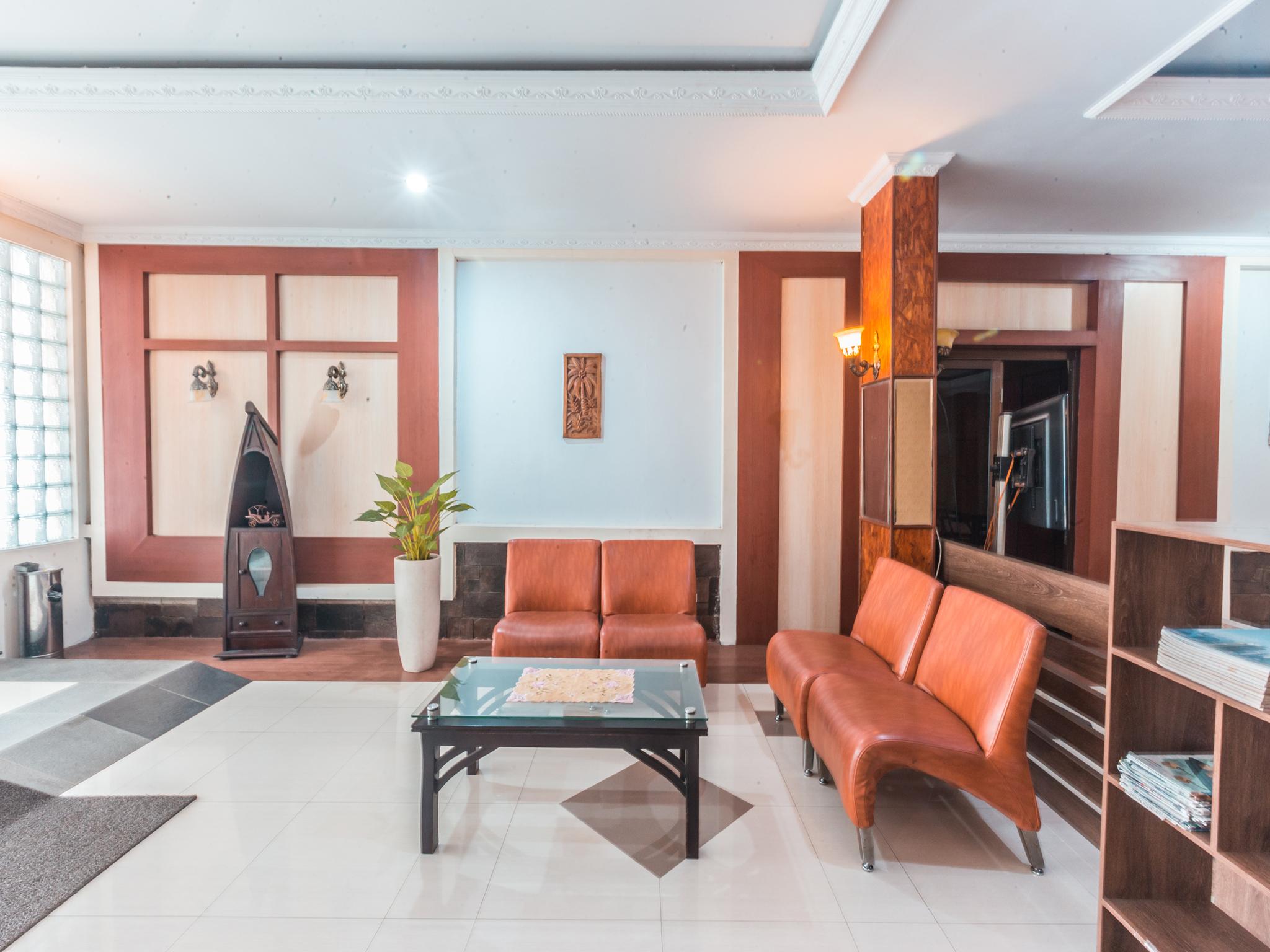 Oyo 1667 Wisma Lux Barkah Джакарта Экстерьер фото