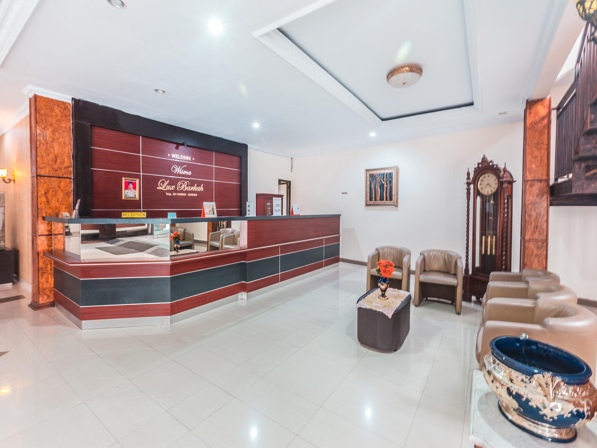 Oyo 1667 Wisma Lux Barkah Джакарта Экстерьер фото