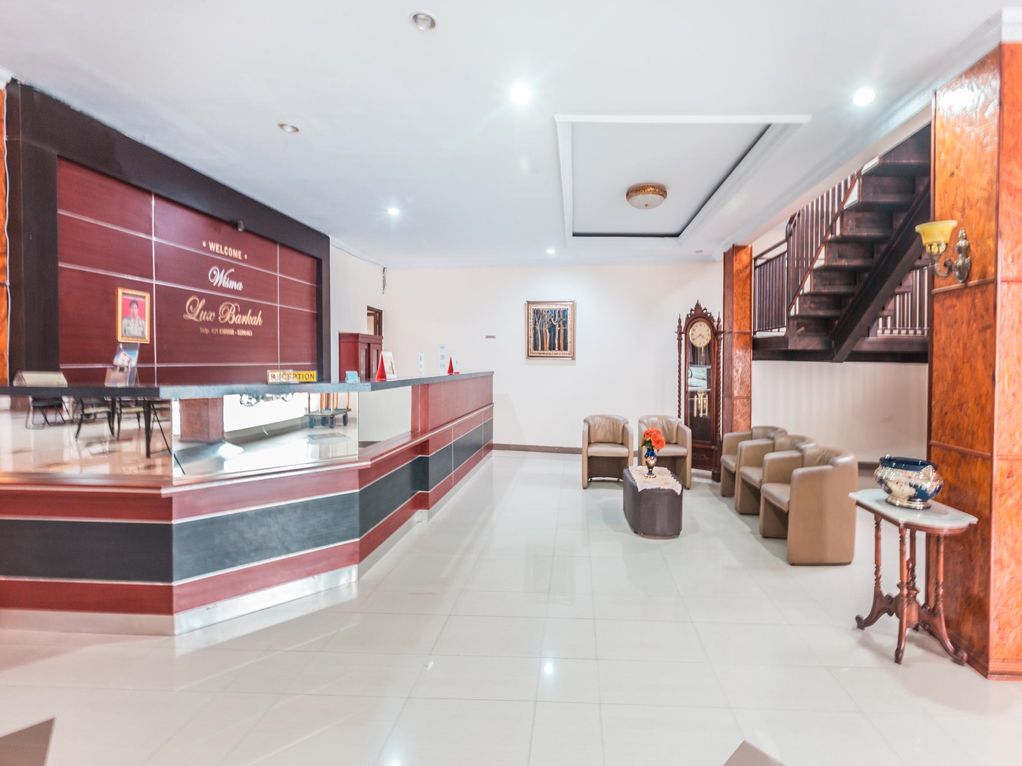 Oyo 1667 Wisma Lux Barkah Джакарта Экстерьер фото