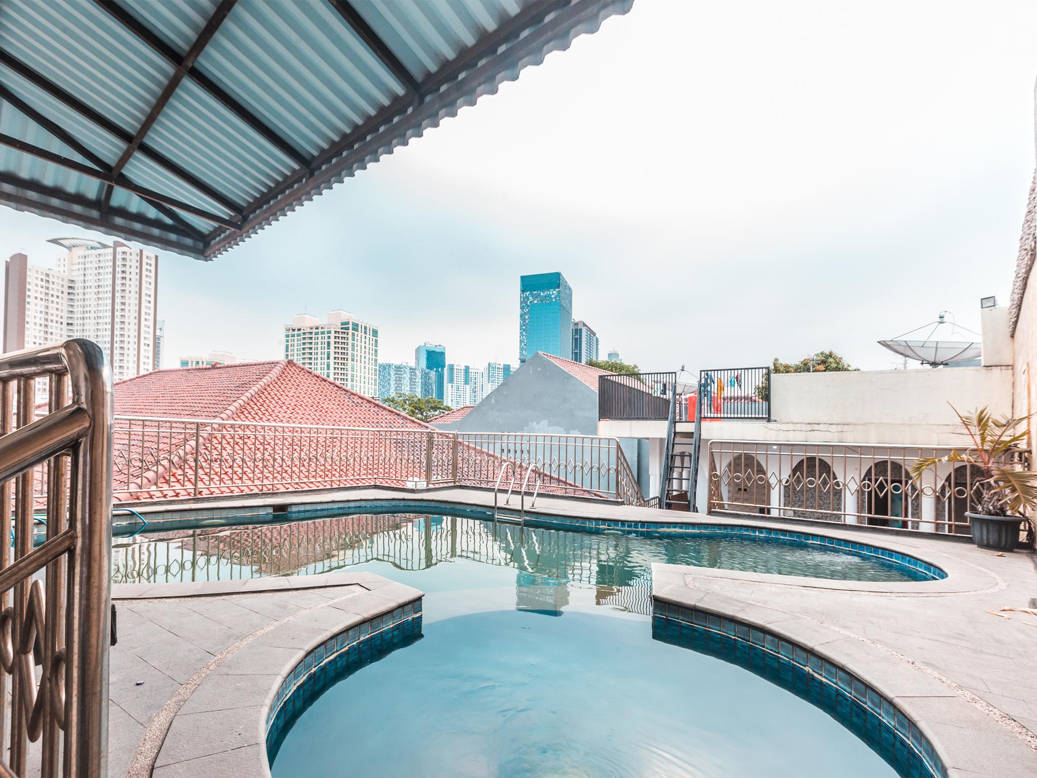 Oyo 1667 Wisma Lux Barkah Джакарта Экстерьер фото