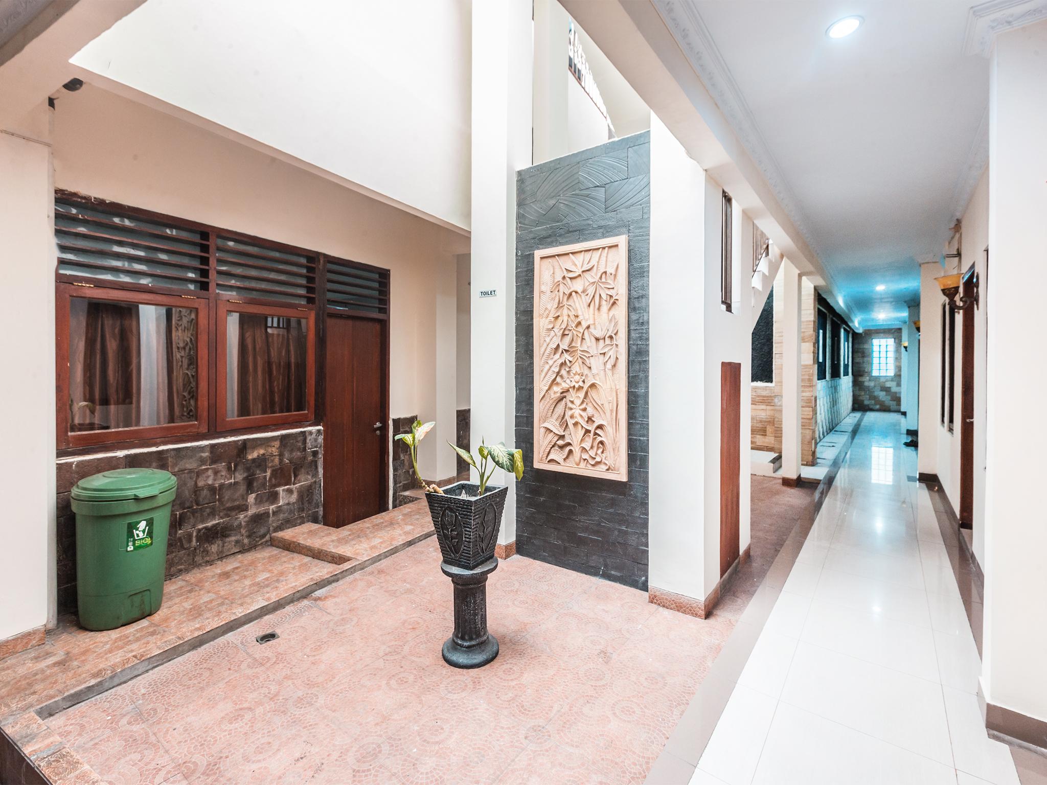 Oyo 1667 Wisma Lux Barkah Джакарта Экстерьер фото