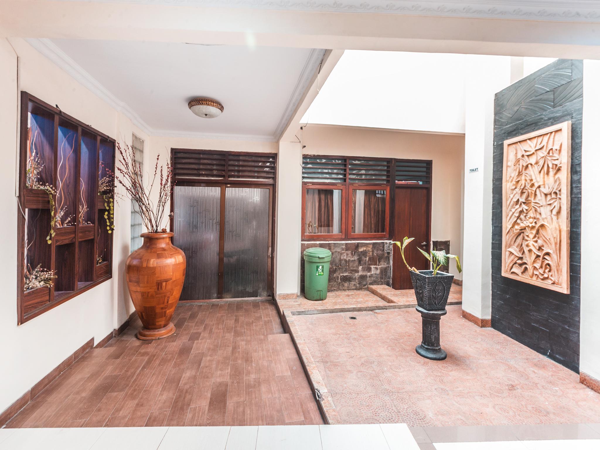 Oyo 1667 Wisma Lux Barkah Джакарта Экстерьер фото