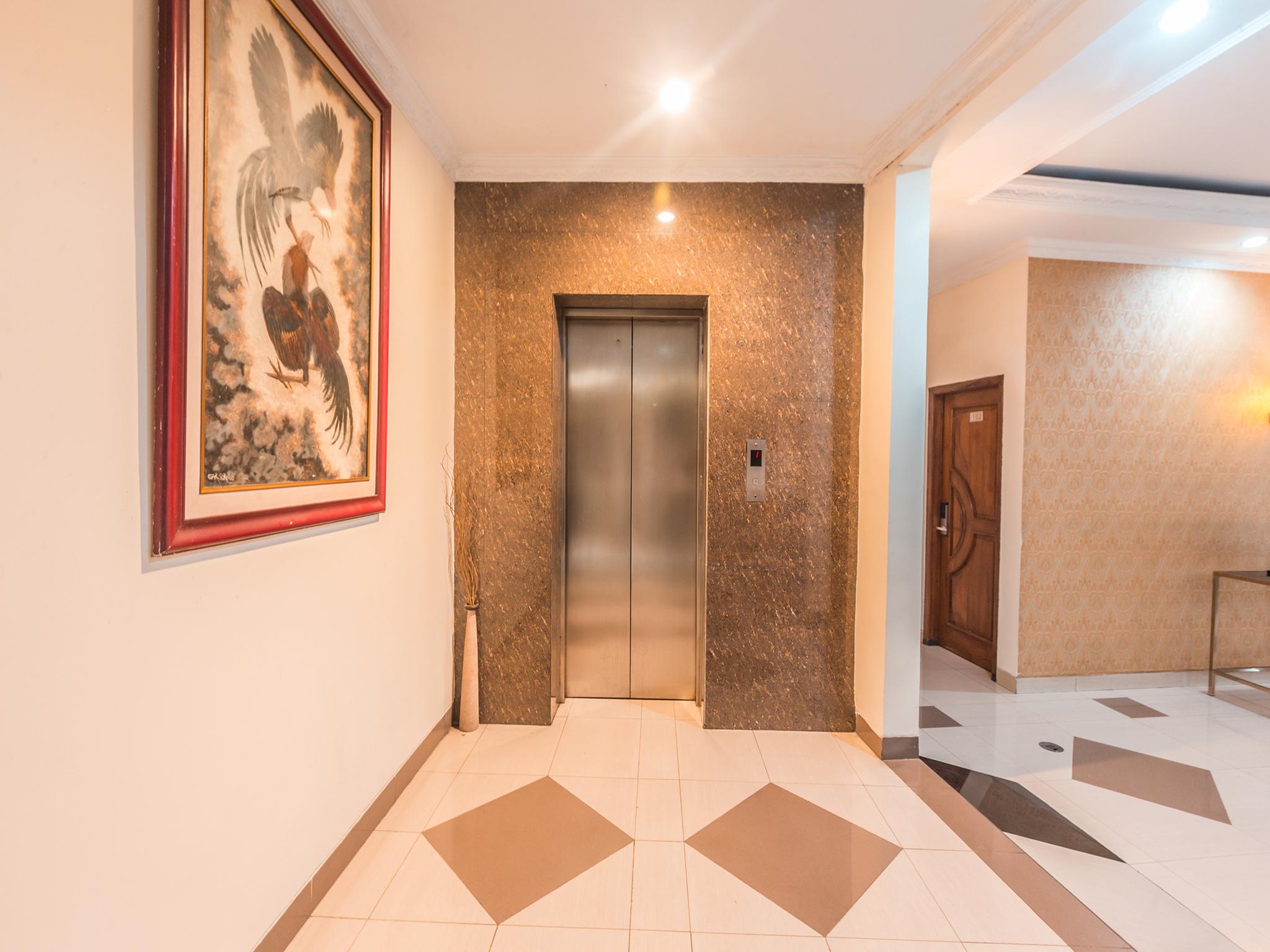 Oyo 1667 Wisma Lux Barkah Джакарта Экстерьер фото