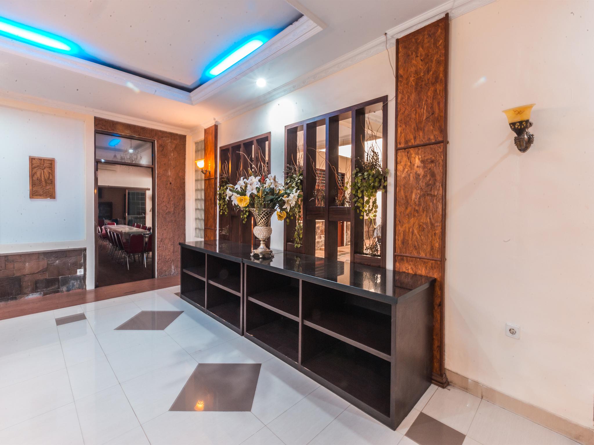 Oyo 1667 Wisma Lux Barkah Джакарта Экстерьер фото