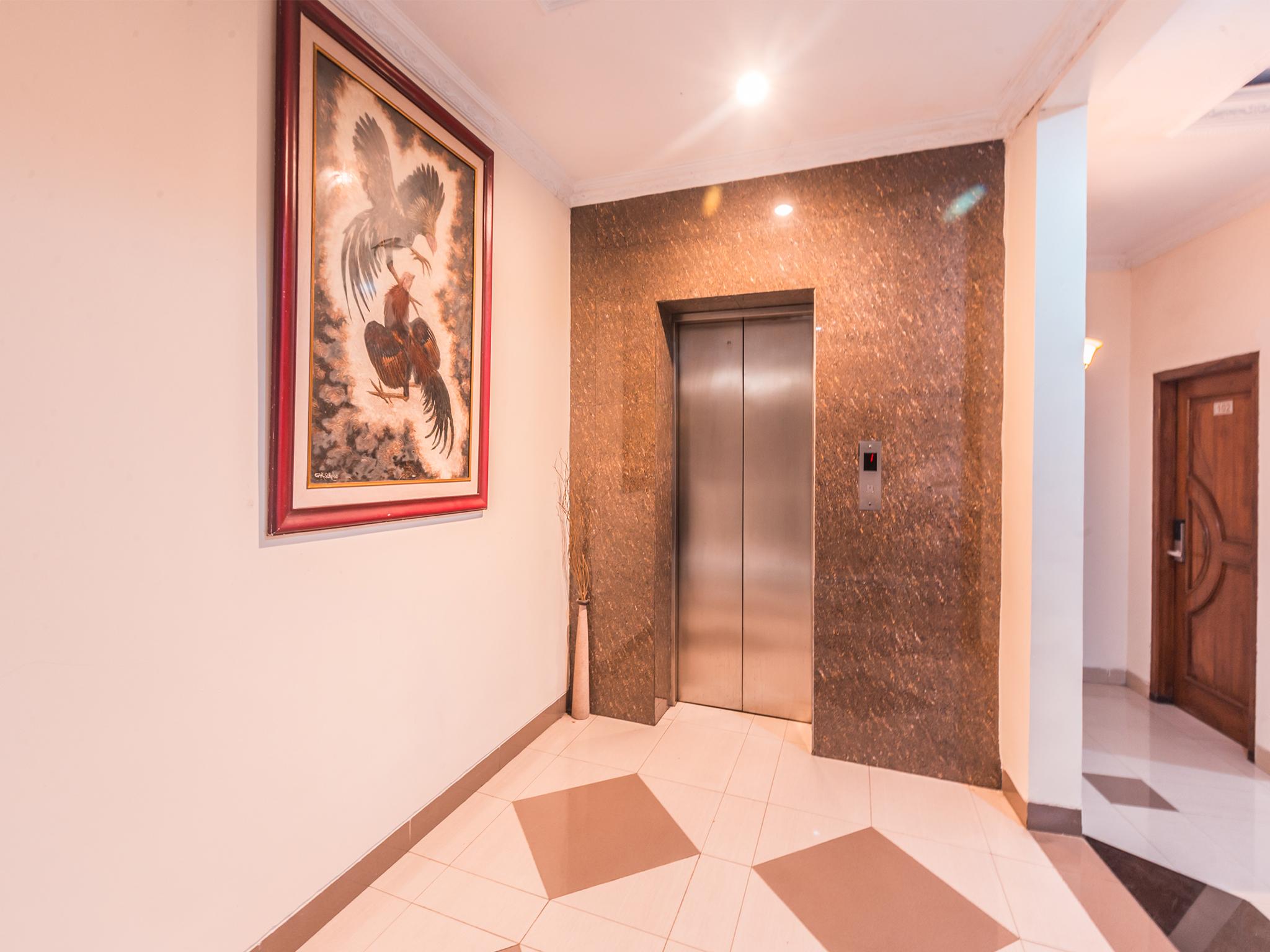 Oyo 1667 Wisma Lux Barkah Джакарта Экстерьер фото