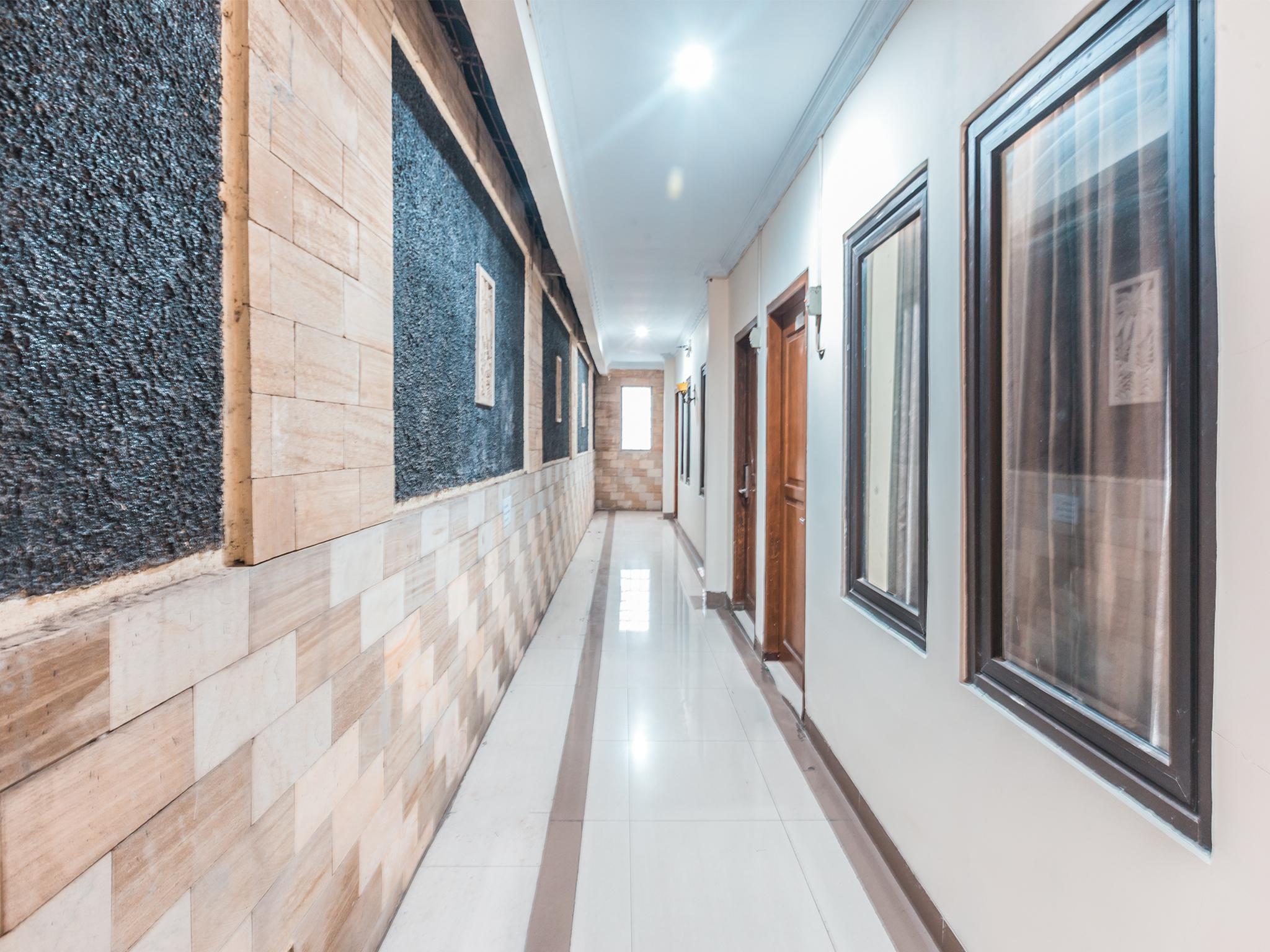 Oyo 1667 Wisma Lux Barkah Джакарта Экстерьер фото