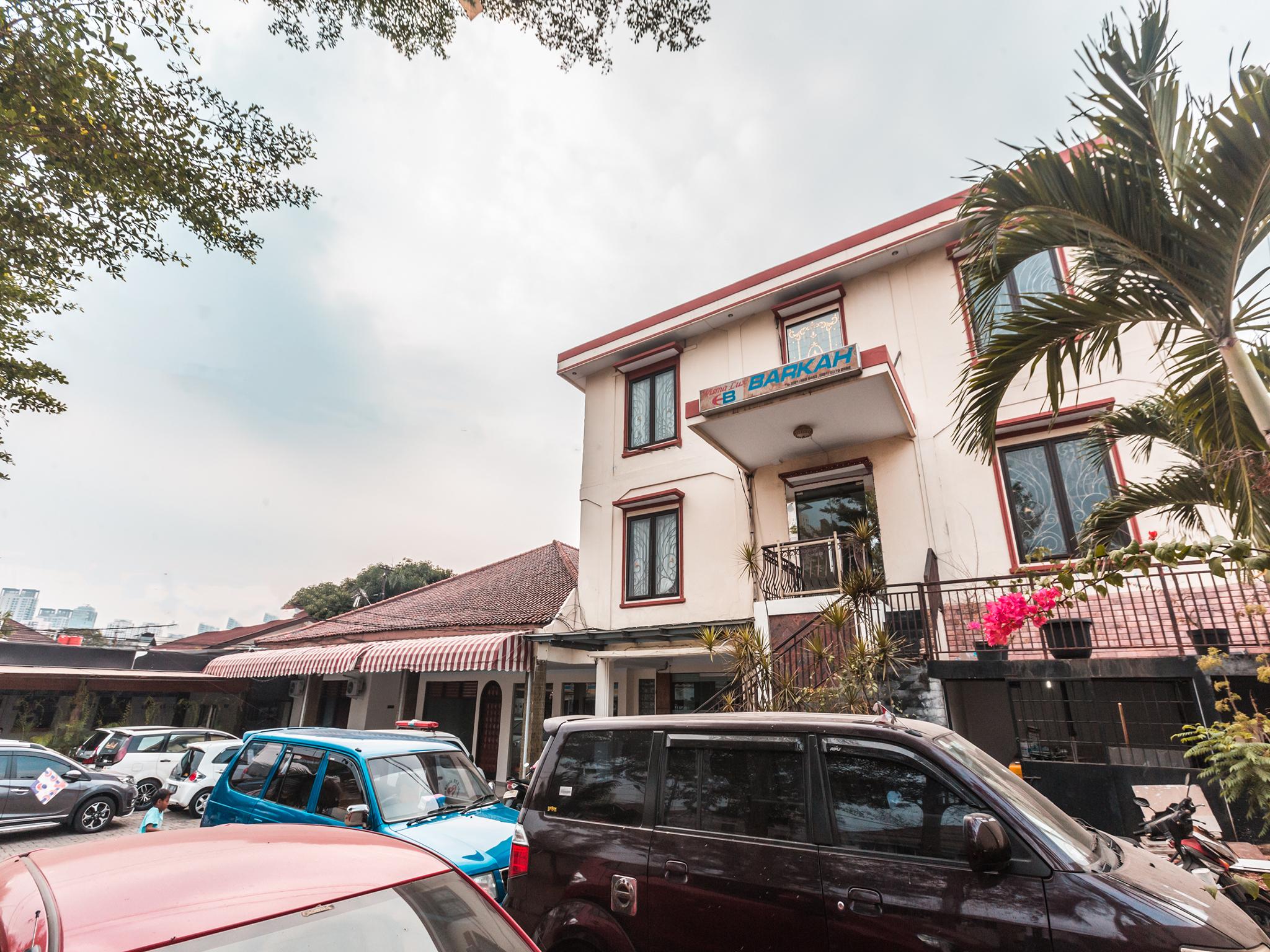 Oyo 1667 Wisma Lux Barkah Джакарта Экстерьер фото