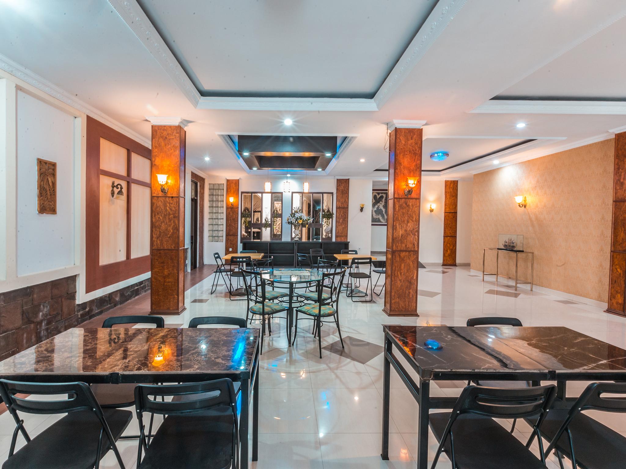 Oyo 1667 Wisma Lux Barkah Джакарта Экстерьер фото