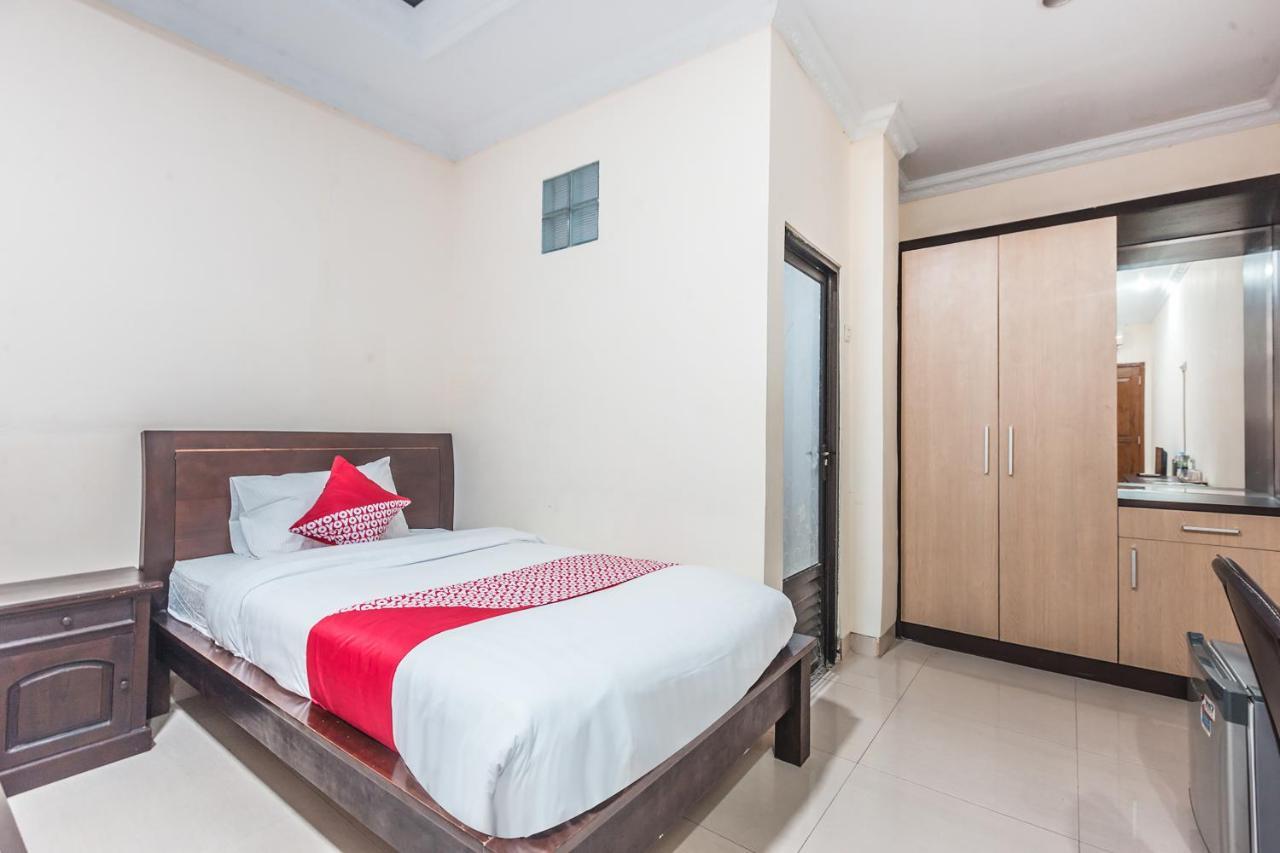 Oyo 1667 Wisma Lux Barkah Джакарта Номер фото